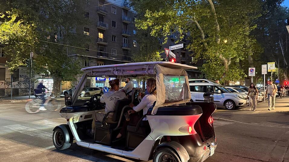 Immer mehr Golfcarts mit Touristen verstopfen Roms Straßen. Immer mehr Golfcarts mit Touristen verstopfen Roms Straßen.