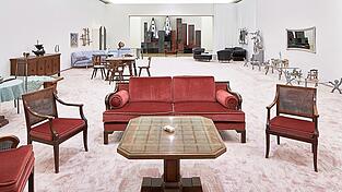 In ihrer Installation 'Ruinenwert' rekonstruiert Henrike Naumann den Empfangssalon von Hitlers Berghof bei Berchtesgaden. Dabei mischt sie originale M&ouml;bel, die einst im Haus der Kunst standen, mit Flohmarkt- und Ebay-K&auml;ufen aus den 1990er Jahren.