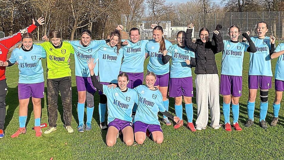 Die C-Mädels gehen als ungeschlagener Tabellenführer in die Winterpause. Die C-Mädels gehen als ungeschlagener Tabellenführer in die Winterpause.