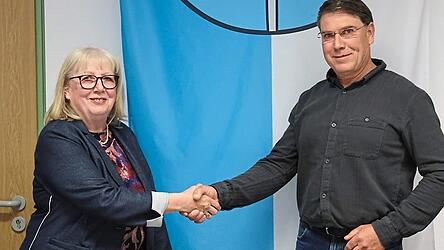 B&uuml;rgermeister Bernhard Lochinger gratulierte der zweiten B&uuml;rgermeisterin Maria Ritch.