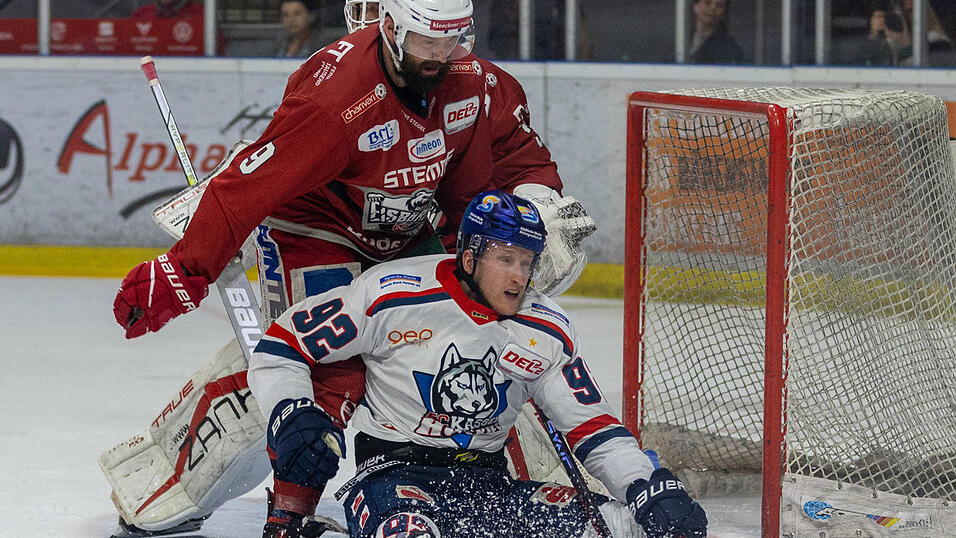 Die Eisb&auml;ren Regensburg (rote Trikots) haben am Sonntag zur&uuml;ckgebissen und die DEL2-Finalserie gegen die Kassel Huskies auf 1:1 ausgeglichen.