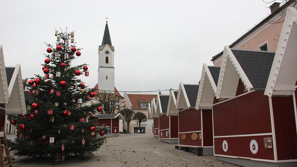 Die Vorbereitungen am Veitsplatz laufen: Der Christbaum und die Buden stehen schon. Die Vorbereitungen am Veitsplatz laufen: Der Christbaum und die Buden stehen schon.
