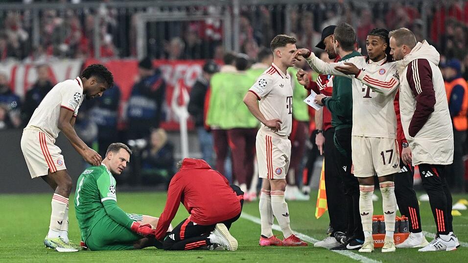 Manuel Neuer muss sich auf dem Platz behandeln lassen.