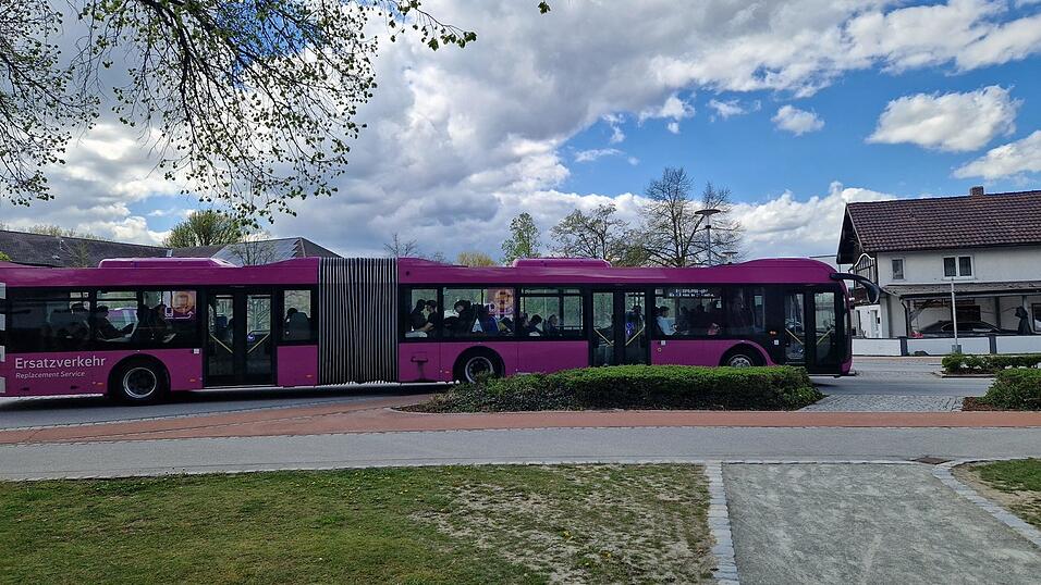 Einer der purpurfarbenen Schienenersatzverkehr-Busse am Dr.-Schl&ouml;gl-Platz in Landau
