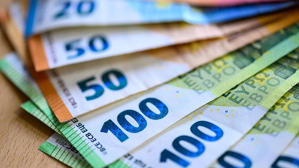 Die Bez&uuml;ge der Bundestagsabgeordneten stiegen 2025 um rund 600 Euro. (Symbolbild)