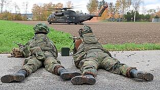 Ein CH53-Hubschrauber landete auf einem Feld vor dem Kraftwerk.