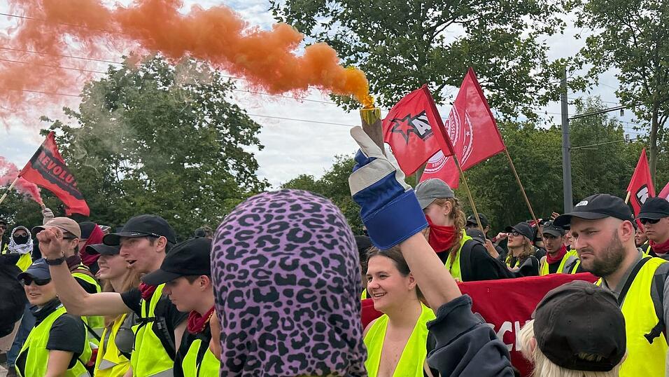 Demonstranten haben Rauchfackeln angezündet. Demonstranten haben Rauchfackeln angezündet.