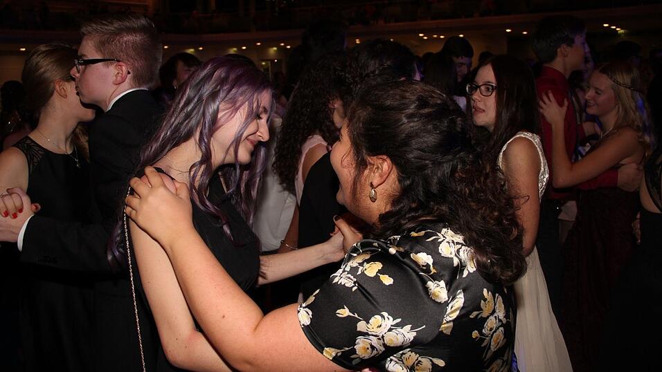 Die Bilder vom Abschlussball der Tanzschule Seidel in der Fraunhofer-Halle am 28. November. Die Bilder vom Abschlussball der Tanzschule Seidel in der Fraunhofer-Halle am 28. November.