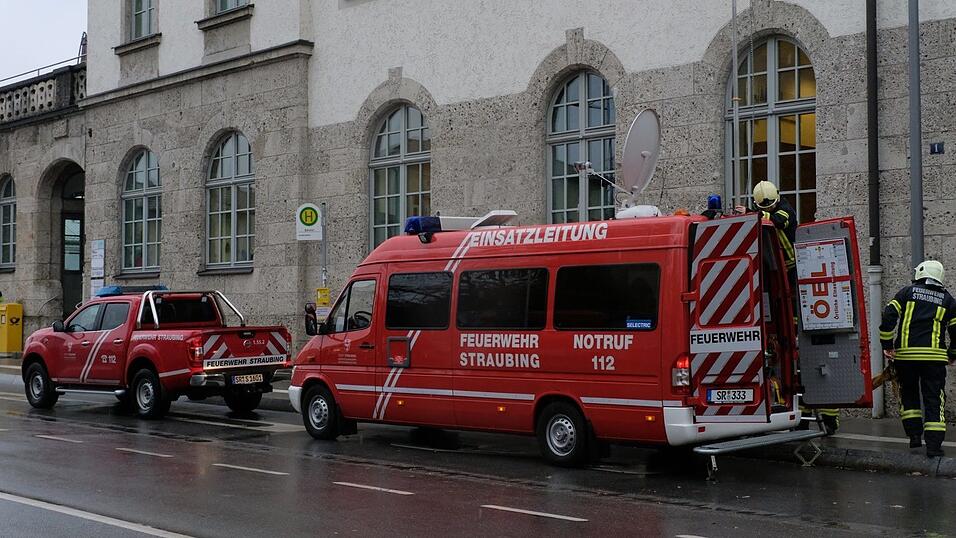 Wegen einer Bombendrohung ist derzeit das Gebiet um die Berufsschule in der Pestalozzistraße in Straubing gesperrt.