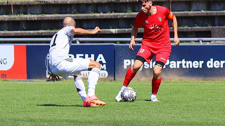 Spielf&uuml;hrer Felix Jobst (in Rot) und der FSV VfB Straubing sind momentan sowohl offensiv als auch defensiv vom Pech verfolgt.
