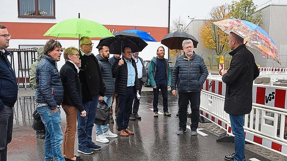 Bei der Ortsbesichtigung sah man sich unter anderem die Baustelle in der Bahnhofsstraße an. Bei der Ortsbesichtigung sah man sich unter anderem die Baustelle in der Bahnhofsstraße an.