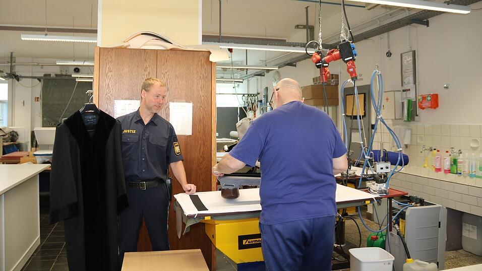 Der 62-j&auml;hrige Ardian (Name von der Redaktion ge&auml;ndert) hatte schon immer gerne mit Stoff zu tun. Heute fertigt er unter anderem Roben f&uuml;r Richter und Staatsanw&auml;lte in der JVA-Schneiderei an, die Matthias Klingl leitet.