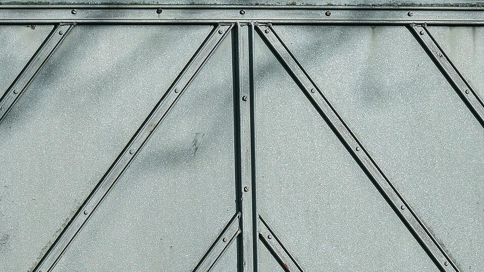 Im Haus hinter diesem Tor fanden Spezialkr&auml;fte der Polizei die Leichen des mutma&szlig;lichen T&auml;ters und seiner Ehefrau.