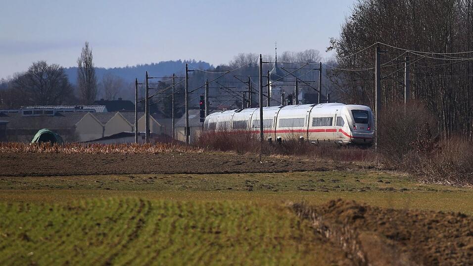 Die bisherige Strecke ist durch die doppelte Nutzung durch ICE und Regionalbahnen stark belastet. (Archivbild) Die bisherige Strecke ist durch die doppelte Nutzung durch ICE und Regionalbahnen stark belastet. (Archivbild)