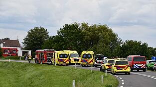 Drei Menschen kamen bei dem Unfall ums Leben, darunter zwei Kinder. Drei Menschen kamen bei dem Unfall ums Leben, darunter zwei Kinder.