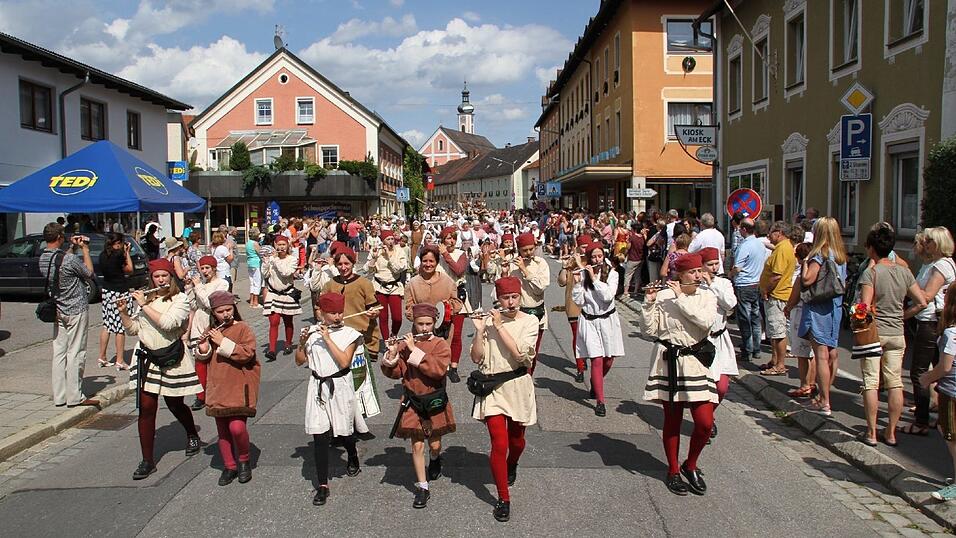 Die schönsten Augenblicke des historischen Drachenstich-Festzuges 2016. Die schönsten Augenblicke des historischen Drachenstich-Festzuges 2016.