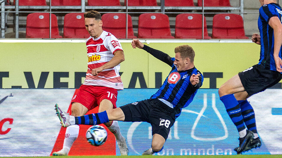 Im Oktober setzten sich die Regensburger zu Hause mit 2:0 gegen Mannheim durch. Vor allem Rechtsverteidiger Konrad Faber (l.) wusste damals zu überzeugen, steuerte auch einen Treffer bei. Im Oktober setzten sich die Regensburger zu Hause mit 2:0 gegen Mannheim durch. Vor allem Rechtsverteidiger Konrad Faber (l.) wusste damals zu überzeugen, steuerte auch einen Treffer bei.