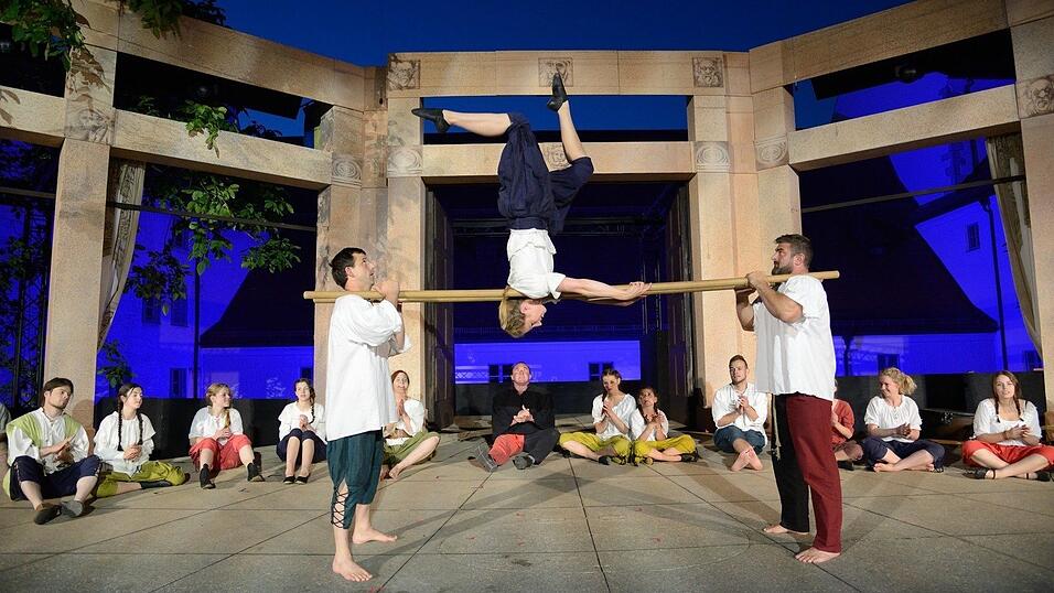 In der Pause hatte die Showtanzgruppe 'Flip Flops' Zeit, ihr ganzes Können zu präsentieren. (Fotos: Ulli Scharrer) In der Pause hatte die Showtanzgruppe 'Flip Flops' Zeit, ihr ganzes Können zu präsentieren. (Fotos: Ulli Scharrer)