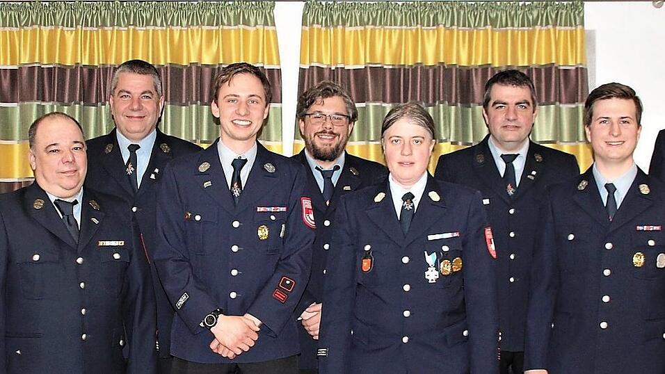 Die neu gewählte Vorstandschaft mit (v. l.) Kommandant Ludwig Denk, Sascha Elsner, Franz Buchner, Sebastian Scharl, Martin Brasche, Natalie Kienmüller-Stadler, Thomas Buchner, Maximilian Senftl und Martin Obermaier. Die neu gewählte Vorstandschaft mit (v. l.) Kommandant Ludwig Denk, Sascha Elsner, Franz Buchner, Sebastian Scharl, Martin Brasche, Natalie Kienmüller-Stadler, Thomas Buchner, Maximilian Senftl und Martin Obermaier.