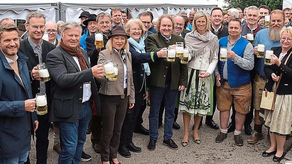 Zahlreiche Ehreng&auml;ste stie&szlig;en auf ein gelungenes zweites Bucher Dorffest an.