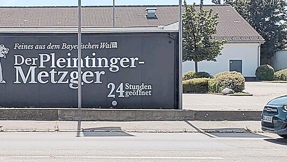 Mittlerweile zum Straßenbild gehört der schwarze Container bei Getränke Degenhart an der Deggendorfer Straße. Mittlerweile zum Straßenbild gehört der schwarze Container bei Getränke Degenhart an der Deggendorfer Straße.