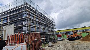 Ein Blick auf die Baustelle zeigt: Beim Erweiterungsbau für die Grund- und Mittelschule hat sich schon viel getan. Auch innen arbeiten die Handwerker fleißig, zum Beispiel sind die Elektriker am Werk.