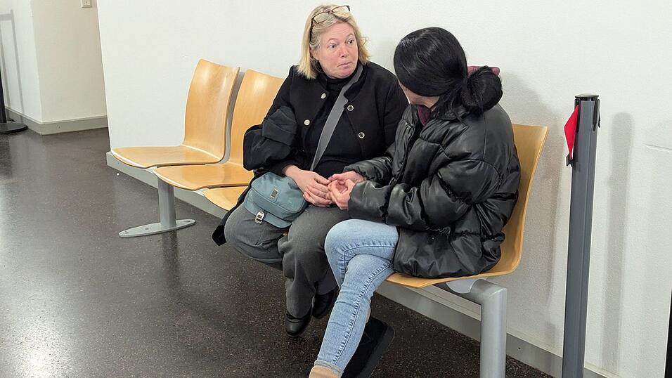 Anw&auml;ltin Stefanie Bauer (l.) hatte sich f&uuml;r eine Therapie in Freiheit ausgesprochen. Laut dem Urteil vom Freitag ist die Brandstifterin aber noch lange nicht so weit.