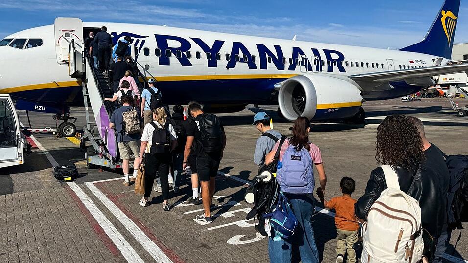 Auf einem Ryanair-Flug kommt es zu dramatischen Szenen - mit glimpflichem Ende. Auf einem Ryanair-Flug kommt es zu dramatischen Szenen - mit glimpflichem Ende.