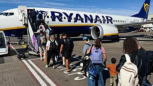 Auf einem Ryanair-Flug kommt es zu dramatischen Szenen - mit glimpflichem Ende. Auf einem Ryanair-Flug kommt es zu dramatischen Szenen - mit glimpflichem Ende.