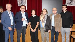 Bürgermeister Martin Stoiber (Zweiter von links) begrüßte die Besucher zu Beginn mit einer Rede. Bürgermeister Martin Stoiber (Zweiter von links) begrüßte die Besucher zu Beginn mit einer Rede.