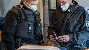 Bundespolizeifahnder griffen in der vergangenen Woche erneut 49 Migranten auf (Symbolbild). Bundespolizeifahnder griffen in der vergangenen Woche erneut 49 Migranten auf (Symbolbild).