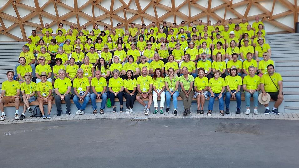 Etwa 120 der 200 Ehrenamtlichen kamen am Montagabend zum Helferfest mit Gruppenfoto in der Park-Arena. Etwa 120 der 200 Ehrenamtlichen kamen am Montagabend zum Helferfest mit Gruppenfoto in der Park-Arena.
