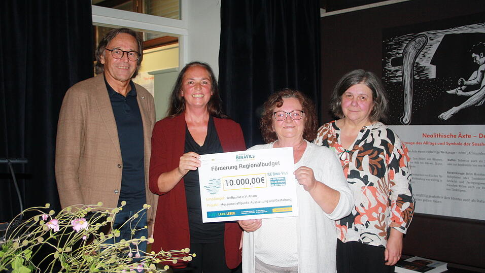 Johann Luger und Regionalmanagerin Monika Wunderlich übergeben als Vertreter der ILE Bina-Vils ihre Förderung in Höhe von 10.000 Euro an Claudia Schmitzberger und Aniko Reintke (von links) vom Verein Treffpunkt.