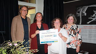 Johann Luger und Regionalmanagerin Monika Wunderlich übergeben als Vertreter der ILE Bina-Vils ihre Förderung in Höhe von 10.000 Euro an Claudia Schmitzberger und Aniko Reintke (von links) vom Verein Treffpunkt.
