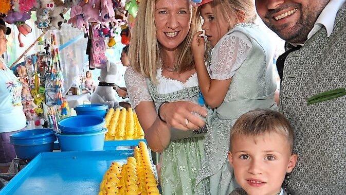 Bei den familienfreundlichen Preisen kamen die Kinder und Jugendlichen auf ihre Kosten. Und die Bedienungen und Standlbetreiber waren mit dem Geschäft zufrieden. Bei den familienfreundlichen Preisen kamen die Kinder und Jugendlichen auf ihre Kosten. Und die Bedienungen und Standlbetreiber waren mit dem Geschäft zufrieden.