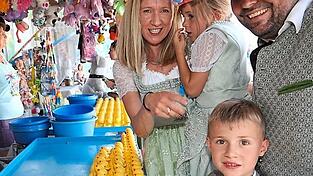 Bei den familienfreundlichen Preisen kamen die Kinder und Jugendlichen auf ihre Kosten. Und die Bedienungen und Standlbetreiber waren mit dem Geschäft zufrieden. Bei den familienfreundlichen Preisen kamen die Kinder und Jugendlichen auf ihre Kosten. Und die Bedienungen und Standlbetreiber waren mit dem Geschäft zufrieden.