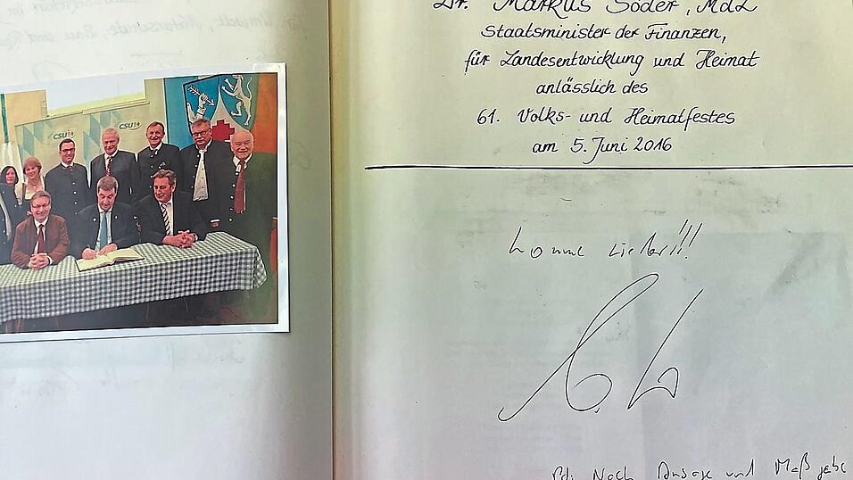 'Komme wieder!!! PS: Nach Ansage und Maß geben des BM', schrieb Markus Söder in das Goldene Buch der Gemeinde Hunderdorf. 'Komme wieder!!! PS: Nach Ansage und Maß geben des BM', schrieb Markus Söder in das Goldene Buch der Gemeinde Hunderdorf.