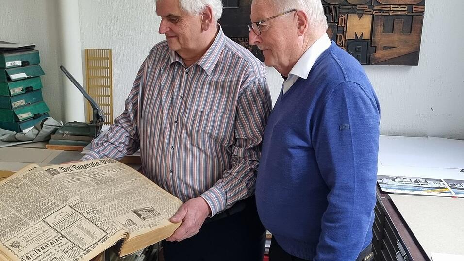 Hubert Perlinger (l.) und Sepp Kammermeier schm&ouml;kern in einer Ausgabe der Zeitung 'Der Bayerische Wald', der ersten Tageszeitung in Furth im Wald, die auch Nachrichten &uuml;ber Eschlkam und Neukirchen brachte. Der fr&uuml;here Eschlkamer B&uuml;rgermeister hat in den vergangenen Jahhren viele interessante Artikel aus der Zeit von 1882 bis 1935 zusammengetragen.