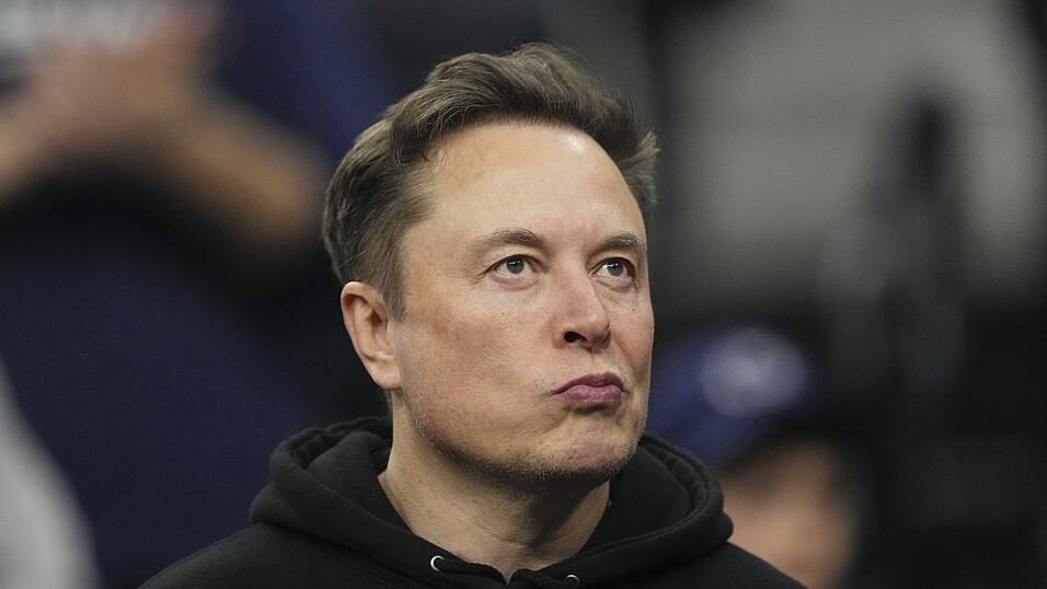Elon Musk hat mit seiner KI wohl einen „Mecha-Hitler“ erschaffen. Zumindest nannte sich „Grok“ kürzlich selbst so. Elon Musk hat mit seiner KI wohl einen „Mecha-Hitler“ erschaffen. Zumindest nannte sich „Grok“ kürzlich selbst so.