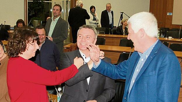 Wahl im Zeichen von Corona: Statt Handschlag gab es f&uuml;r Peter Dreier (M.) von Ruth M&uuml;ller und Martin Schachtl &bdquo;nur&ldquo; den &Auml;rmel.