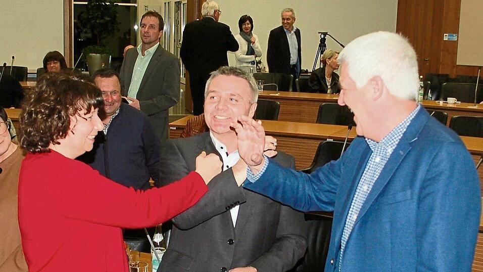 Wahl im Zeichen von Corona: Statt Handschlag gab es für Peter Dreier (M.) von Ruth Müller und Martin Schachtl „nur“ den Ärmel. Wahl im Zeichen von Corona: Statt Handschlag gab es für Peter Dreier (M.) von Ruth Müller und Martin Schachtl „nur“ den Ärmel.