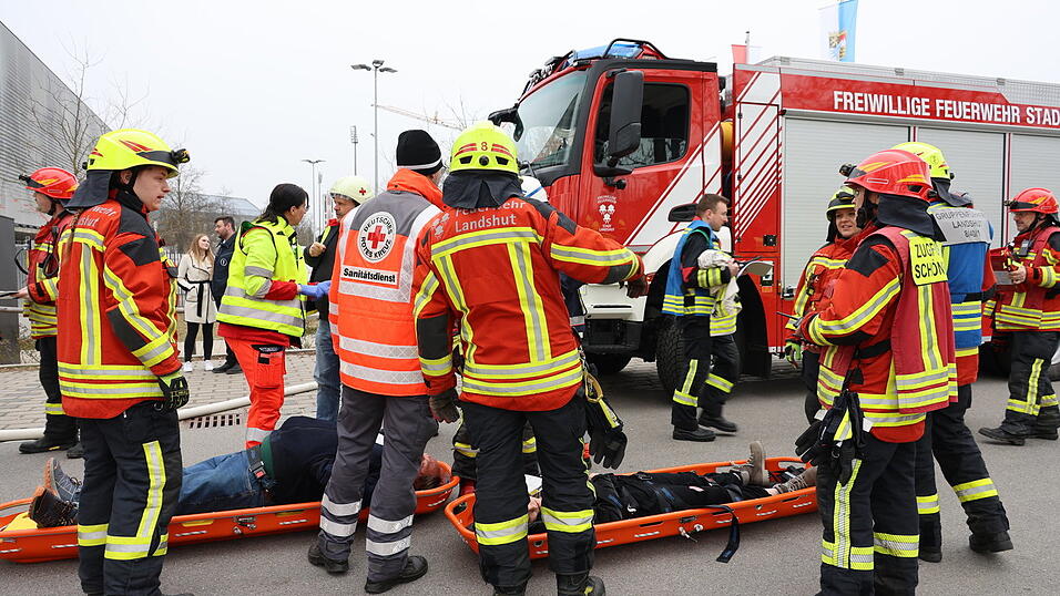 Die Einsatzkräfte mussten sich vor Ort gleich mehreren Herausforderungen stellen, von der Versorgung der Verletzten bis zum Ölaustritt und der Evakuierung der Eishalle. Die Einsatzkräfte mussten sich vor Ort gleich mehreren Herausforderungen stellen, von der Versorgung der Verletzten bis zum Ölaustritt und der Evakuierung der Eishalle.