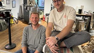 Maximilian Müller (links) und Raphael Waas rösten seit einigen Jahren ihren eigenen Kaffee. Ein wenig nerdig müsse man dafür schon sein, sagen sie. Maximilian Müller (links) und Raphael Waas rösten seit einigen Jahren ihren eigenen Kaffee. Ein wenig nerdig müsse man dafür schon sein, sagen sie.