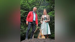 Waldkönigin Patricia Vogl und Bürgermeister Markus Ackermann zündeten den Kohlenmeiler an.