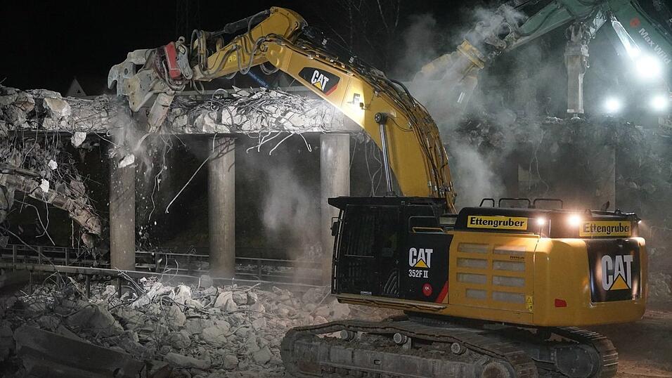 Gleich zwei Brücken mussten am Wochenende an der A3 im Landkreis Regensburg abgerissen werden. Gleich zwei Brücken mussten am Wochenende an der A3 im Landkreis Regensburg abgerissen werden.