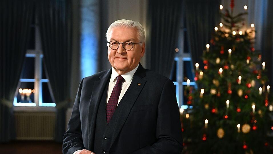 Bundespr&auml;sident Frank-Walter Steinmeier bei der Aufnahme seiner Weihnachtsansprache 2022 im Schloss Bellevue.