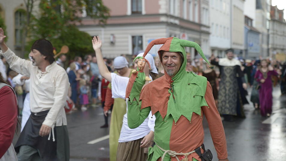 Zahlreiche Musik- und Trachtengruppen zogen nach dreij&auml;hriger Pause am Freitagabend zum Festplatz Am Hagen.&nbsp;