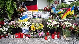 Blumen erinnern an die beiden getöteten Ukrainer. (Archivbild)