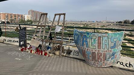 Auf der „Puente de solidaridad“ – der Brücke der Solidarität, auf der im vergangenen Jahr tausende Freiwillige ins Katastrophengebiet gingen, um zu helfen – wird heute den Opfern der Flut gedacht. Auf der „Puente de solidaridad“ – der Brücke der Solidarität, auf der im vergangenen Jahr tausende Freiwillige ins Katastrophengebiet gingen, um zu helfen – wird heute den Opfern der Flut gedacht.