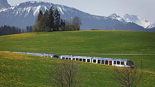 Regionalzüge übernehmen auch in Bayern eine immens wichtige Aufgabe im Bahnnetz. (Symbolbild) Regionalzüge übernehmen auch in Bayern eine immens wichtige Aufgabe im Bahnnetz. (Symbolbild)